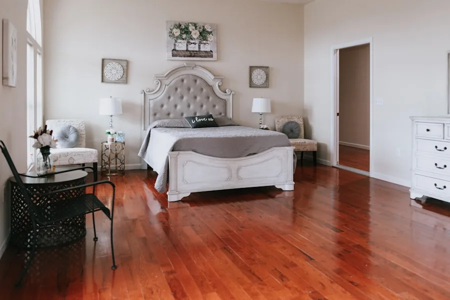 Bedroom over a reddish oak floor